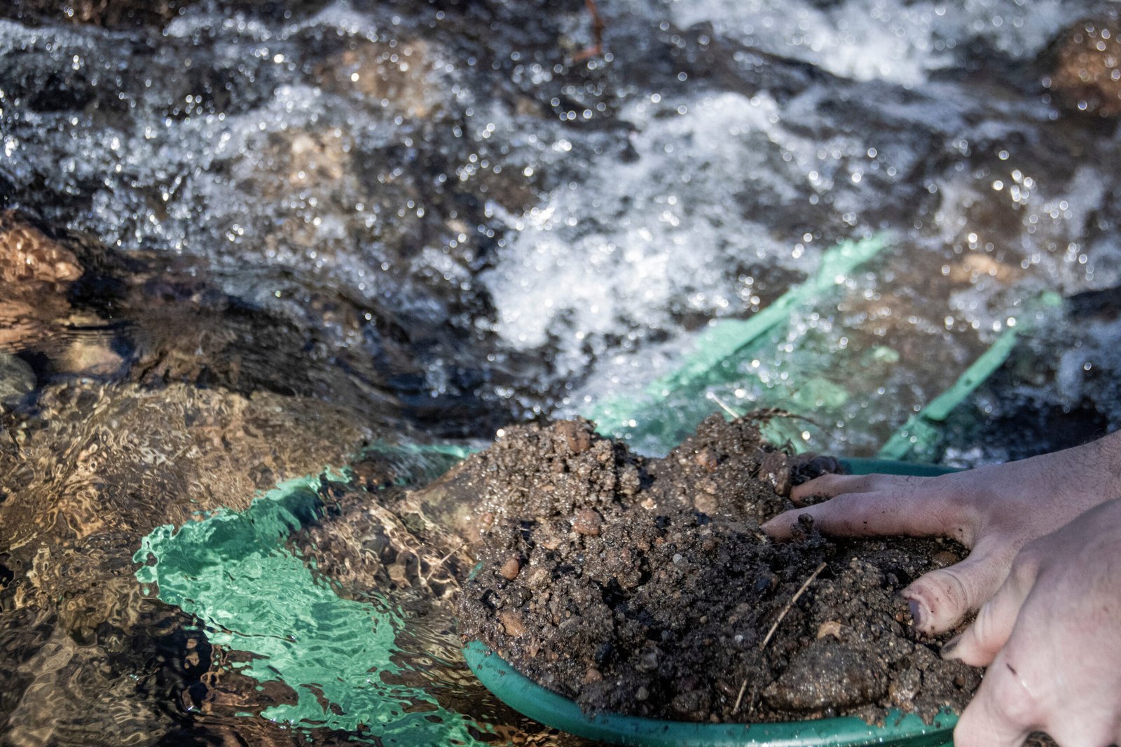 You are currently viewing Efficient Gold Panning: Tips for Seasoned Prospectors